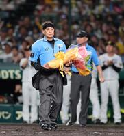 ＮＰＢ２０００試合出場し花束を送られる名幸一明審判員（撮影・山口登）