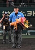 ２０００試合出場を達成し、花束を贈られる名幸一明審判員（撮影・飯室逸平）