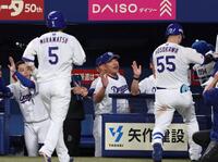 ３回、逆転３ランを放った細川（５５）を迎える井上監督（中央）＝撮影・北村雅宏