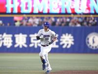 ３回、逆転３ランを放ち、ダイヤモンドを回る細川（撮影・北村雅宏）