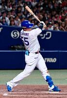 ５回、細川が左中間に２打席連続の本塁打を放つ