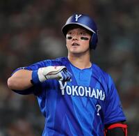 ８回、ソロを放ちポーズを決める牧（撮影・山口登）