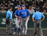 ３回、阪神のリクエストで前川が死球判定となり、審判に確認する相川監督（撮影・飯室逸平）