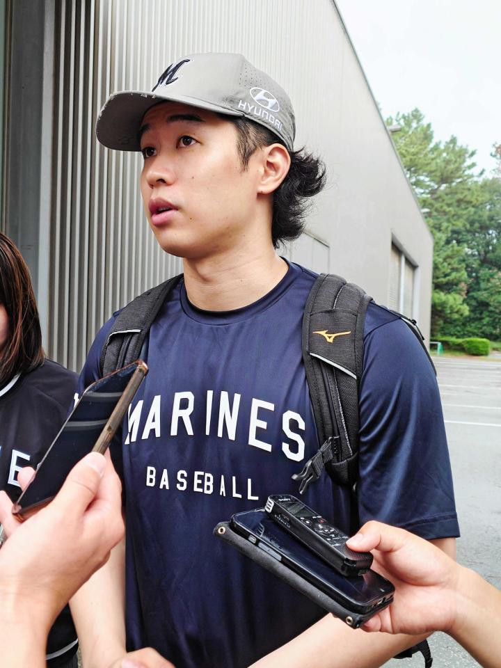 　１軍練習に参加し取材に応じる種市