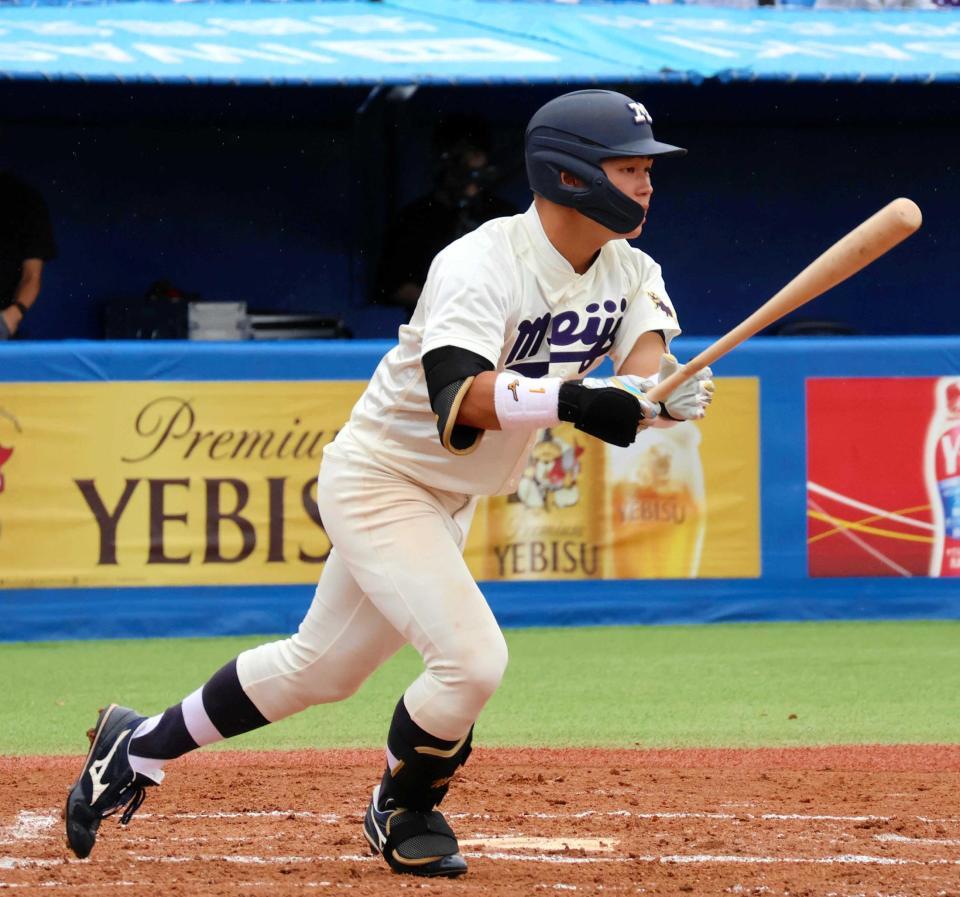 　７回、右前打を打つ明大・榊原