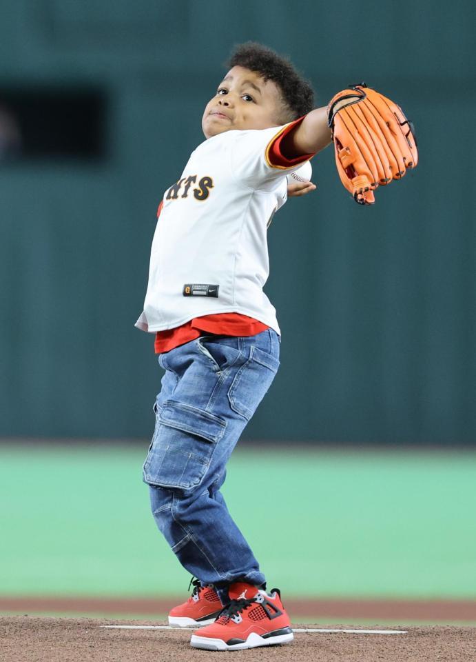 ファーストピッチセレモニーで投球するマルティネスの息子ルーカス君
