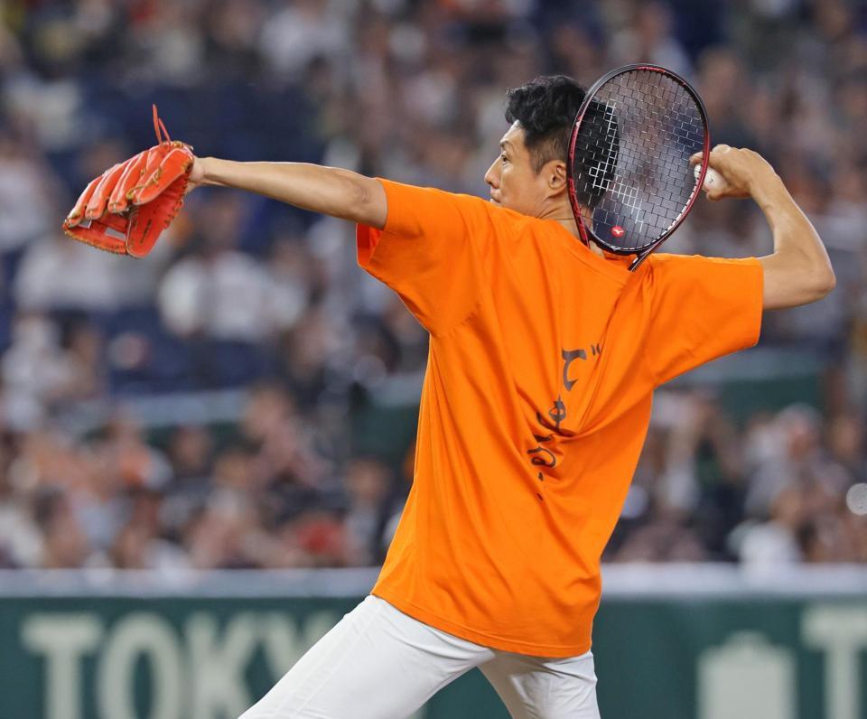 ファーストピッチセレモニーを務める松岡修造