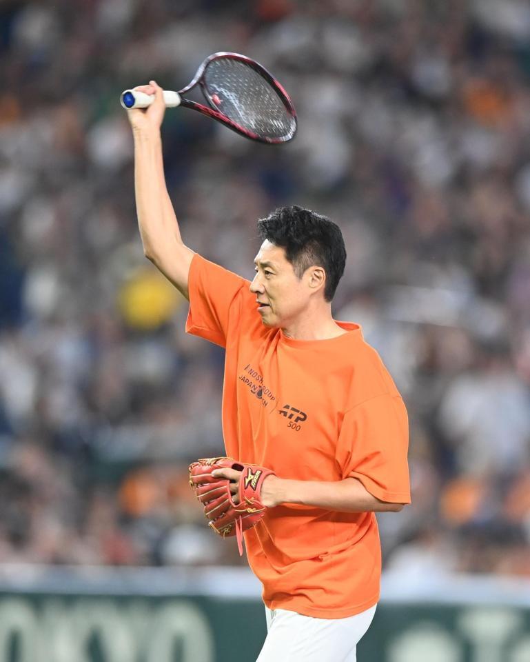 テニスラケットで素振りをする松岡修造氏（撮影・園田高夫）