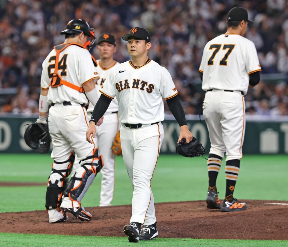 ６回途中、降板する小笠原（中央）