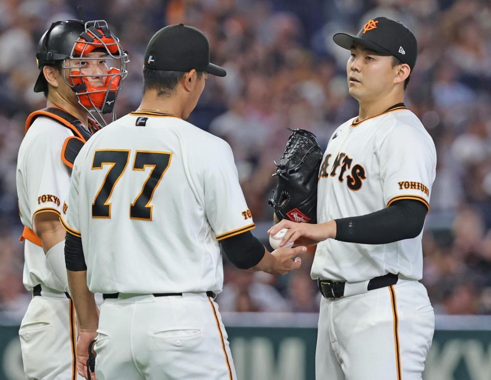 ６回途中、降板する小笠原（右）