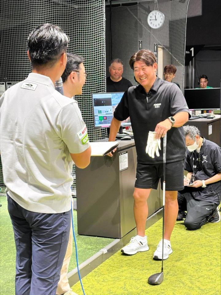 ゴルフで飛距離を争うドラコン対決を楽しむ松坂大輔氏
