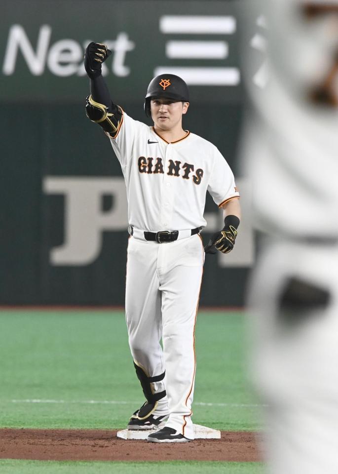 ７回、逆転打を放ちガッツポーズをする泉口（撮影・園田高夫）