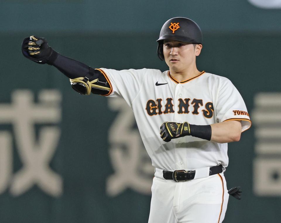 ７回、２点二塁打を放ちポーズをとる泉口