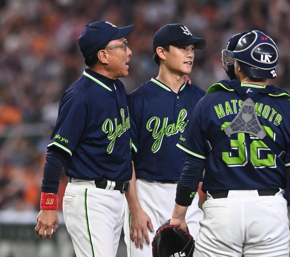 ６回、高橋（中央）に交代を告げる池山監督（左）＝撮影・園田高夫