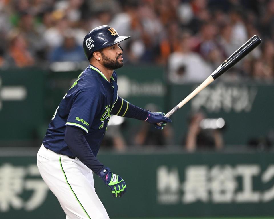 ６回、右犠飛を放ったサンタナ（撮影・園田高夫）