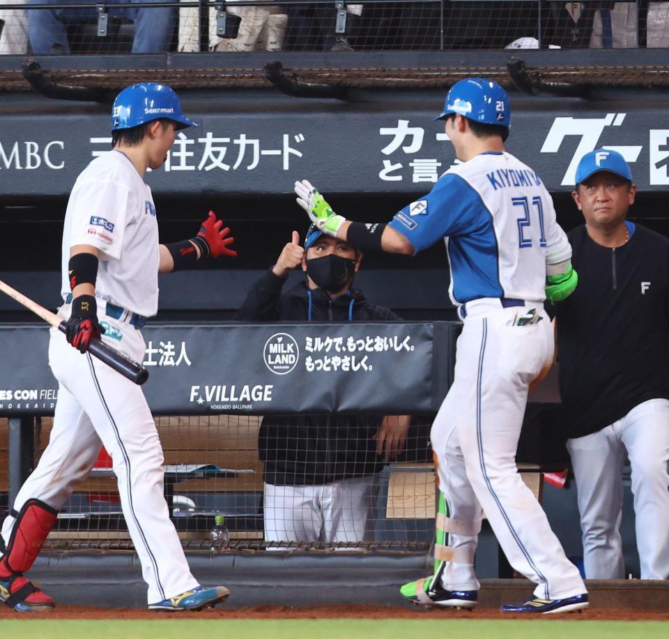 ６回、ソロを放った清宮幸（右から２人目）を迎える新庄監督＝撮影・中島達哉