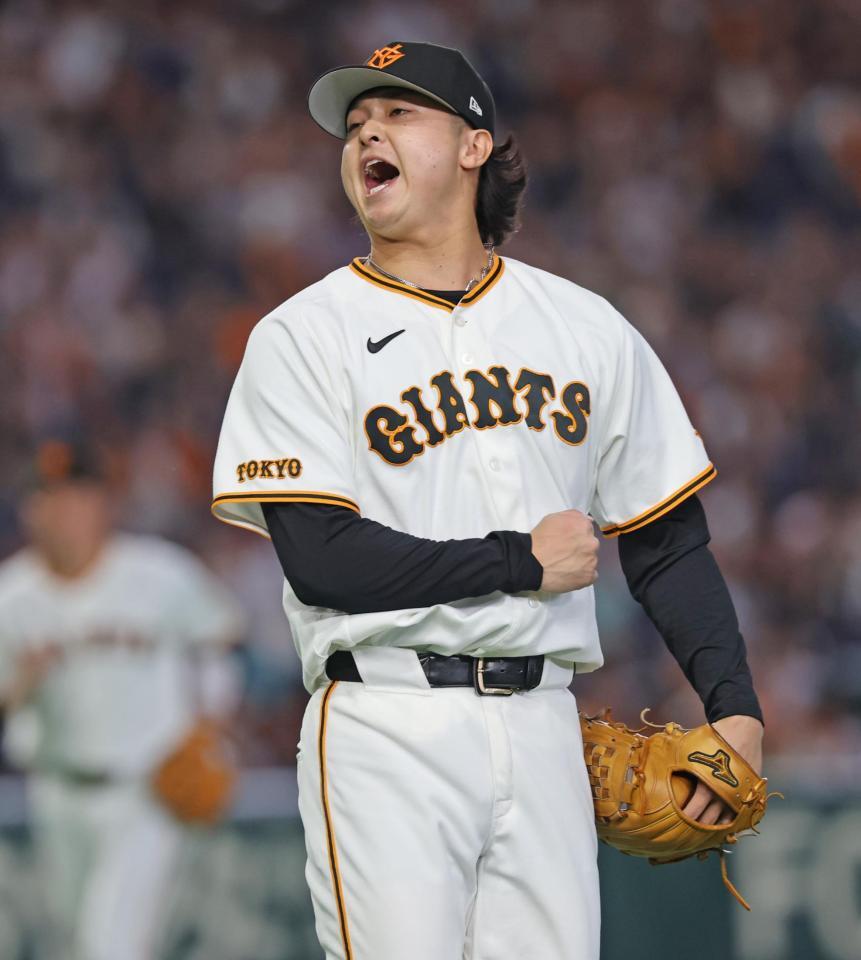 ８回、西村を二ゴロに打ち取り、雄たけびを上げる田中瑛