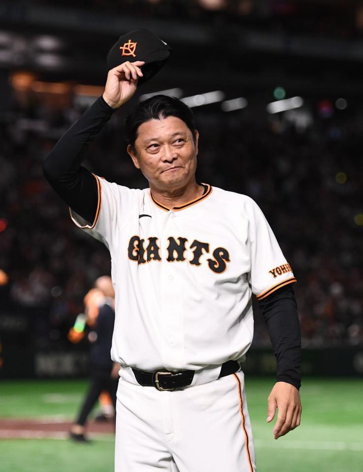 ファンにあいさつをする巨人・橋上秀樹監督代行＝東京ドーム（撮影・園田高夫）