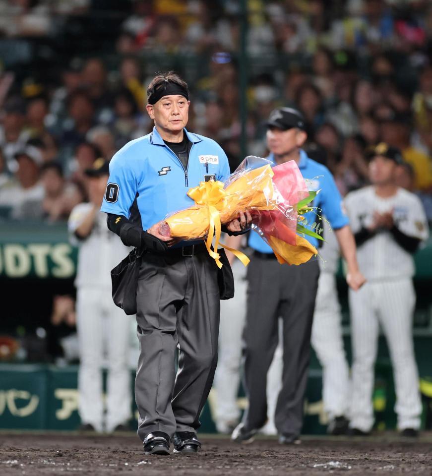 ＮＰＢ２０００試合出場し花束を送られる名幸一明審判員（撮影・山口登）