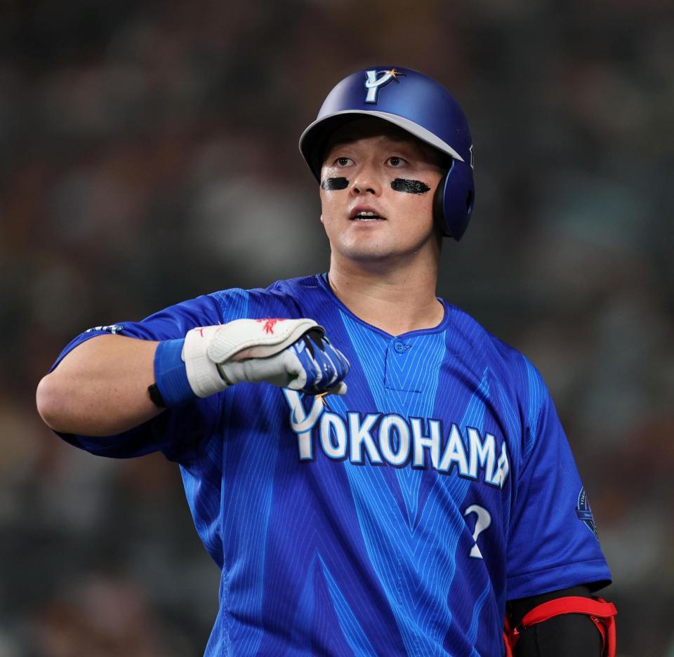８回、ソロを放ちポーズを決める牧（撮影・山口登）