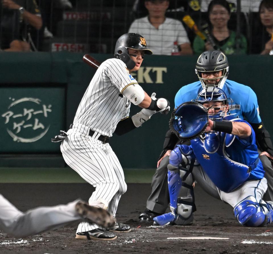 ３回、死球を受ける前川（撮影・飯室逸平）