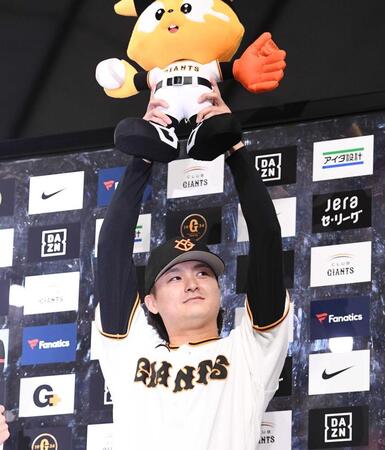 　お立ち台でぬいぐるみを掲げる田中瑛