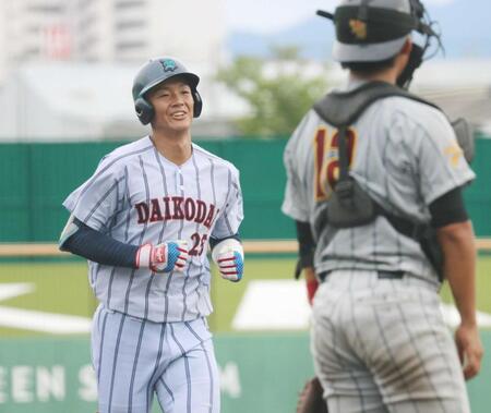 　９回、場外弾を放ち笑顔を見せる大工大・岡田光（撮影・山村菜々子）