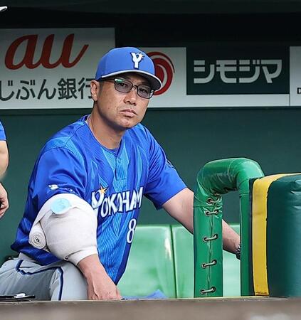 ５回、右腕をアイシングしながら試合を見つめる相川監督（撮影・西田忠信）