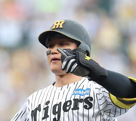 ３回、勝ち越し打を放ちベンチを指さす森下（撮影・西田忠信）