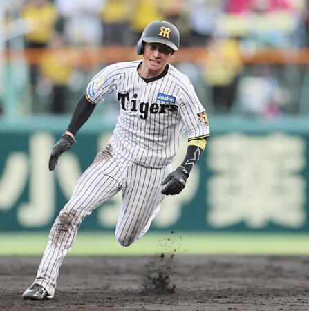 ３回、中野の安打で三塁へ走る近本（撮影・田中太一）