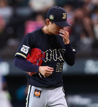 ５回から登板するも西川に勝ち越し打を許し、降板する山岡（撮影・中島達哉）