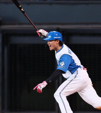 ５回、勝ち越し適時打を放ち、声を出す西川（撮影・中島達哉）