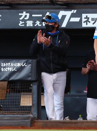 ５回、日本ハム・西川遥輝の勝ち越し打に手をたたく日本ハム・新庄剛志監督＝エスコンフィールド北海道（撮影・中島達哉）