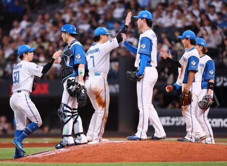 オリックスに勝利をあげ、タッチを交わす西川（中央）ら日本ハムナイン（撮影・中島達哉）
