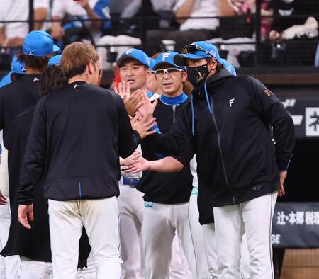 加藤（左）らナインを迎える新庄監督（撮影・中島達哉）