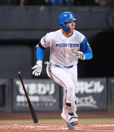 ４回、右前打を放つ柴田（撮影・中島達哉）