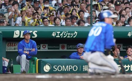 ８回、古市（手前）がバントを決められず厳しい表情の相川監督（撮影・西田忠信）