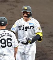 ３回、勝ち越し適時打を放ち喜ぶ森下（撮影・山口登）