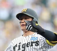 ３回、勝ち越し打を放ちベンチを指さす森下（撮影・西田忠信）