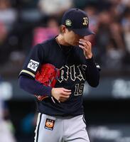 ５回から登板するも西川に勝ち越し打を許し、降板する山岡（撮影・中島達哉）