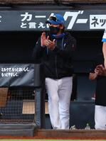 ５回、日本ハム・西川遥輝の勝ち越し打に手をたたく日本ハム・新庄剛志監督＝エスコンフィールド北海道（撮影・中島達哉）
