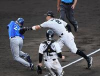 ８回、三走・三森は古市がスクイズを失敗し三本間に挟まれ、佐藤輝がタッチアウトにする（撮影・山口登）