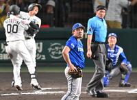 大山にサヨナラ弾を許し、ぼう然と立ちつくす中川（撮影・飯室逸平）