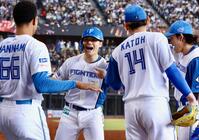 １回、先制となる２２号ソロを放ち、ナインに迎えられる清宮幸（中央）＝撮影・中島達哉