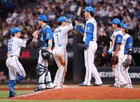オリックスに勝利をあげ、タッチを交わす西川（中央）ら日本ハムナイン（撮影・中島達哉）