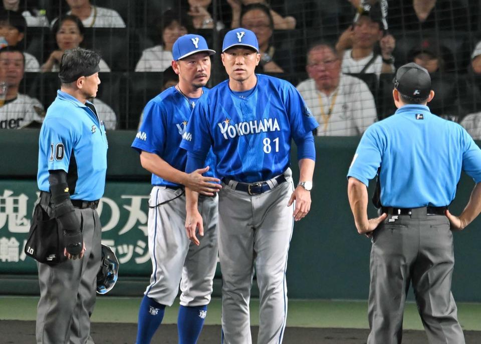 　３回、阪神のリクエストで前川が死球判定となり、審判に確認する相川監督（撮影・飯室逸平）