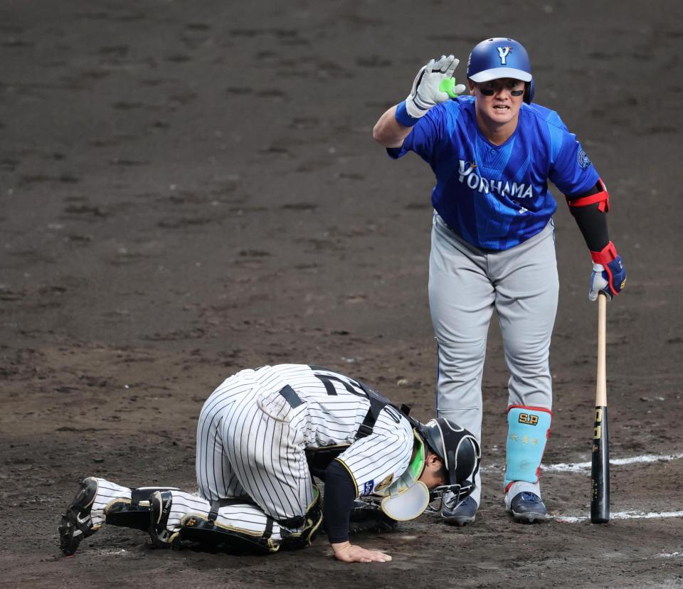 ７回、牧の打球が坂本に直撃しグラウンドにうずくまる（撮影・山口登）
