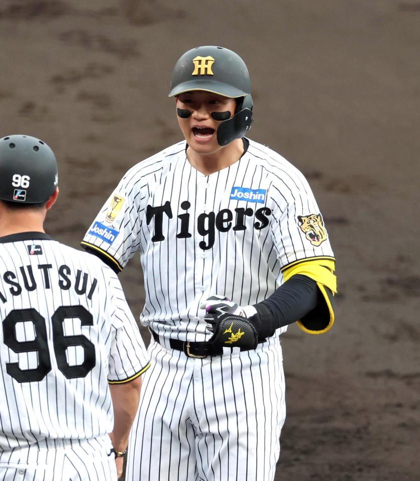 ３回、勝ち越し適時打を放ち喜ぶ森下（撮影・山口登）
