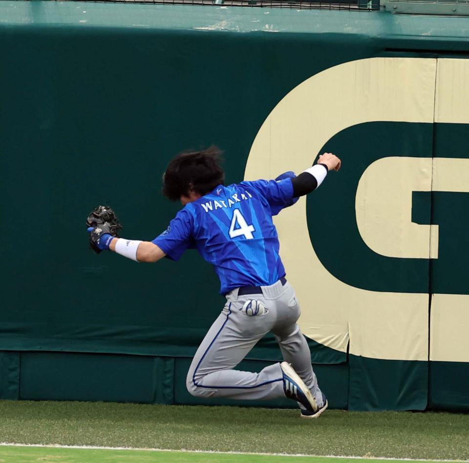 ７回、度会は坂本の打球をフェンスに激突しながら好捕する（撮影・山口登）