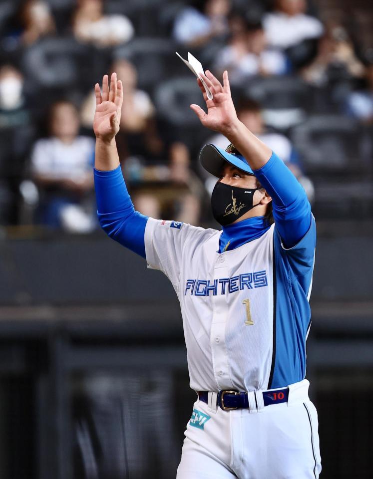 メンバー表を交換し、スタンドに手を振る新庄監督（撮影・中島達哉）